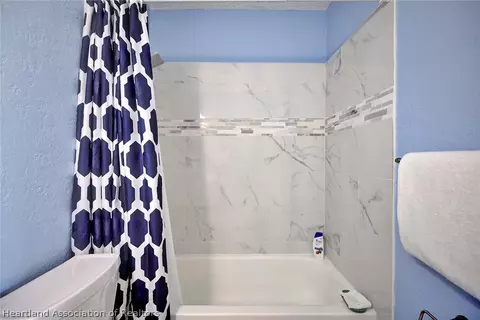Bath - 3633 Edgewater Dr, Sebring, FL 33872 photo 2 of 4