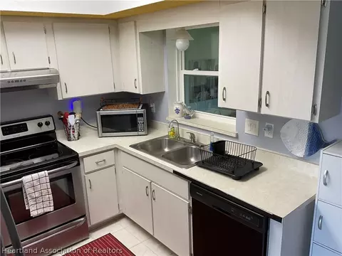 Kitchen - 3916 Thunderbird Hill Cir, Sebring, FL 33872 photo 2 of 3