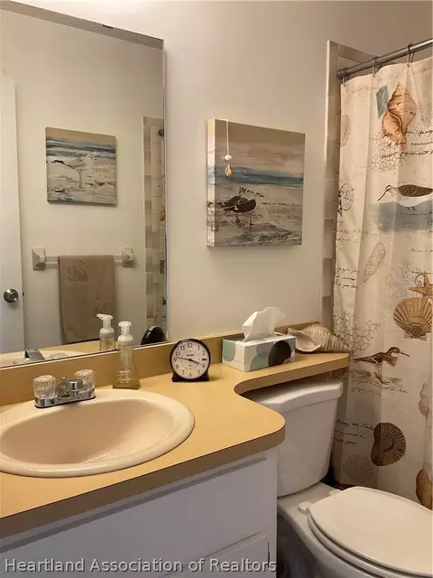 Bath - 3916 Thunderbird Hill Cir, Sebring, FL 33872 photo 4 of 5
