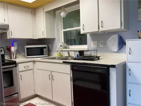 Kitchen - 3916 Thunderbird Hill Cir, Sebring, FL 33872 photo 3 of 3