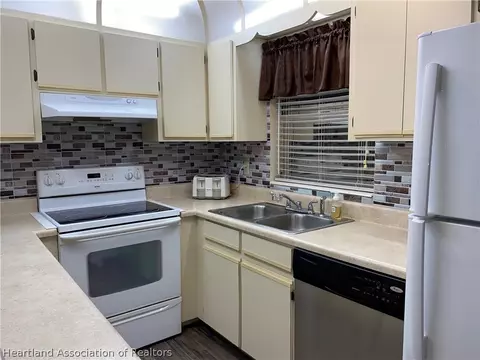 Kitchen - 515 Straight St, Sebring, FL 33875 photo 2 of 4