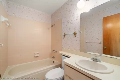 Bath - 3838 Thunderbird Hill Cir, Sebring, FL 33872 photo 3 of 4