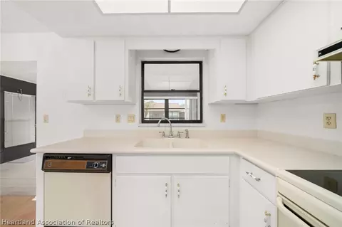 Kitchen - 3838 Thunderbird Hill Cir, Sebring, FL 33872 photo 2 of 3