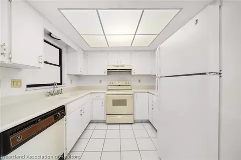 Kitchen - 3838 Thunderbird Hill Cir, Sebring, FL 33872 photo 1 of 3