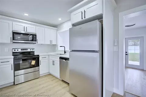 Kitchen - 4515 Snapper Dr, Sebring, FL 33870 photo 3 of 4