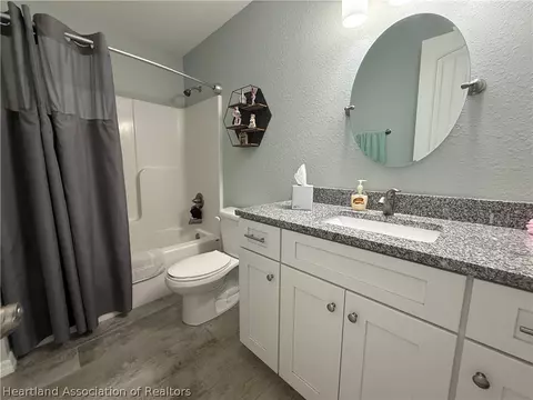 Bath - 1122 Renault Ave, Sebring, FL 33872 photo 2 of 4