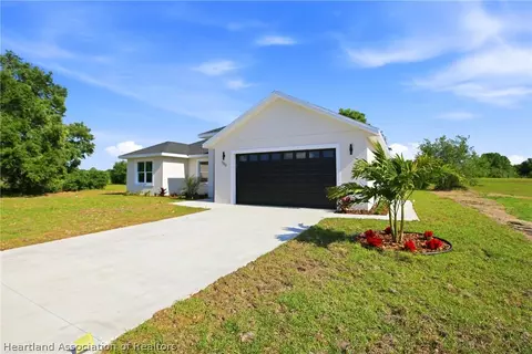 Exterior - 1313 Blue Heron Dr, Sebring, FL 33876 photo 2 of 5