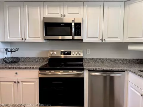 Kitchen - 3635 Edgewater Dr, Sebring, FL 33872 photo 4 of 6