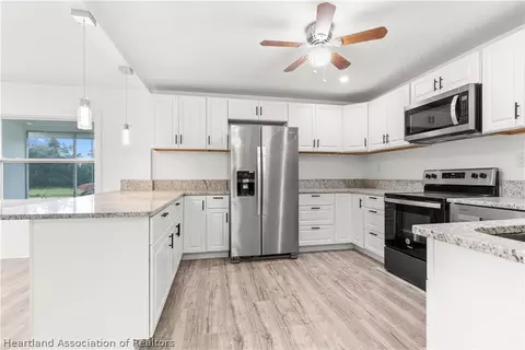 Kitchen - 2340 W Jackson St, Sebring, FL 33870 photo 3 of 4