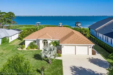 207 S Bear Pointe Dr, Lake Placid, FL 33852