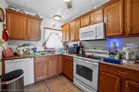Kitchen - 560 N Palm Ave, Frostproof, FL 33843 photo 4 of 4