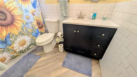 Bath - 6218 Apple Rd, Sebring, FL 33875 photo 1 of 5