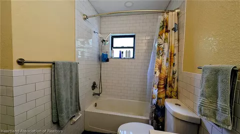 Bath - 6218 Apple Rd, Sebring, FL 33875 photo 2 of 5