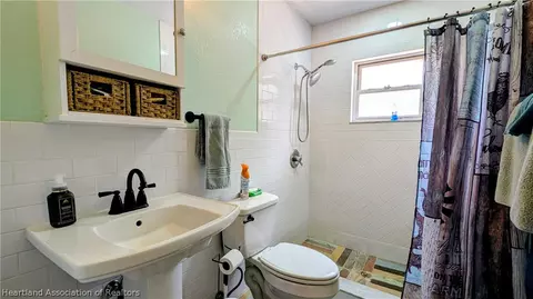 Bath - 6218 Apple Rd, Sebring, FL 33875 photo 5 of 5