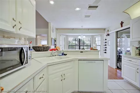 Kitchen - 1109 Hammock Rd, Sebring, FL 33870 photo 4 of 5