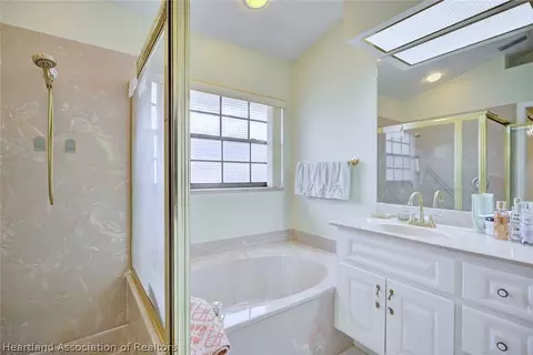 Bath - 1109 Hammock Rd, Sebring, FL 33870 photo 4 of 5