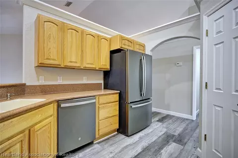 Kitchen - 405 Mac Ln, Sebring, FL 33875 photo 3 of 4