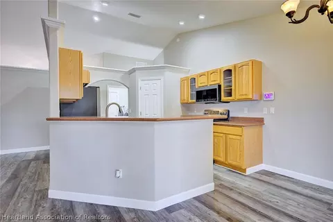 Kitchen - 405 Mac Ln, Sebring, FL 33875 photo 2 of 4