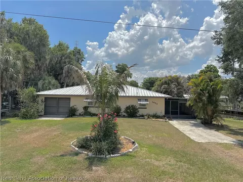 1453 Lakeshore Dr, Lorida, FL 33857