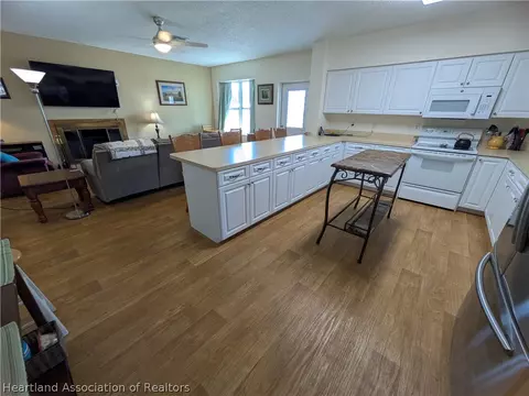 Kitchen - 2701 Brunns Rd, Sebring, FL 33872 photo 2 of 4