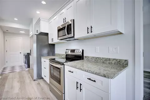 Kitchen - 111 Vale Ct, Sebring, FL 33876 photo 4 of 6