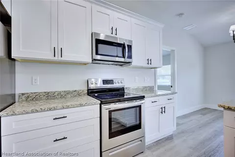 Kitchen - 111 Vale Ct, Sebring, FL 33876 photo 3 of 6
