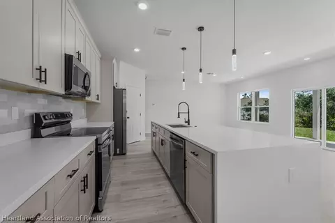 Kitchen - 4895 Myrtle Beach Dr, Sebring, FL 33872 photo 6 of 7