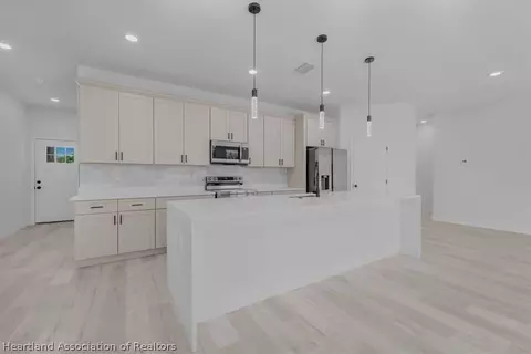 Kitchen - 4895 Myrtle Beach Dr, Sebring, FL 33872 photo 2 of 7