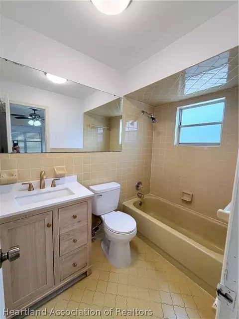 Bath - 4102 Vilabella Dr, Sebring, FL 33872 photo 4 of 5