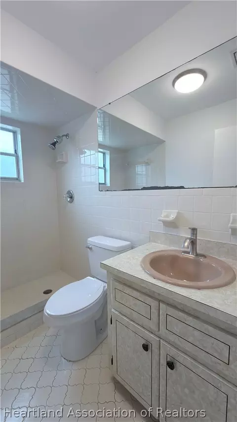 Bath - 4102 Vilabella Dr, Sebring, FL 33872 photo 2 of 5