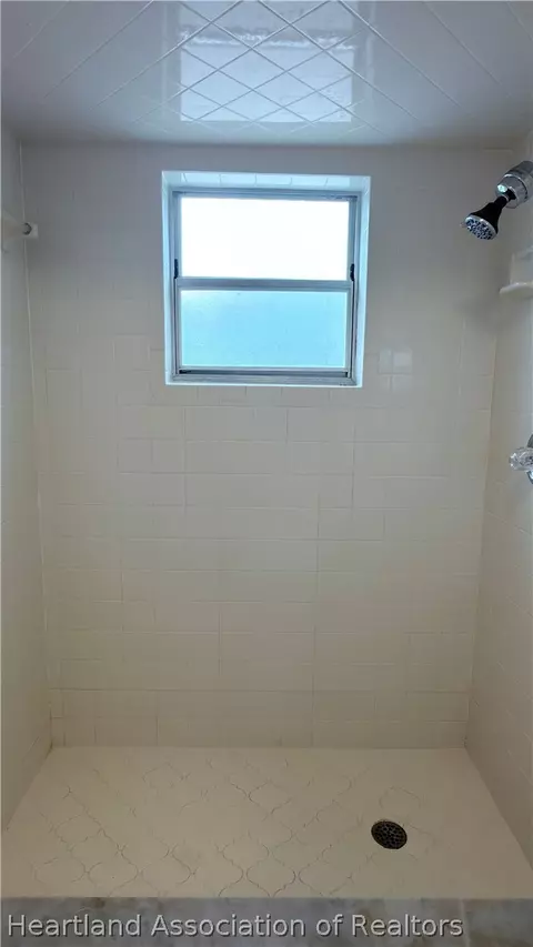 Bath - 4102 Vilabella Dr, Sebring, FL 33872 photo 3 of 5