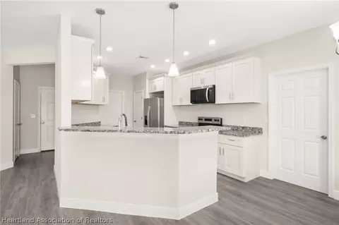 Kitchen - 2104 Flower Ter, Sebring, FL 33875 photo 3 of 6
