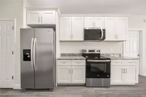 Kitchen - 2104 Flower Ter, Sebring, FL 33875 photo 4 of 6