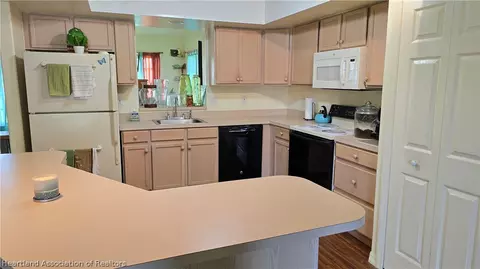 Kitchen - 4317 Leaf Rd, Sebring, FL 33875 photo 4 of 6