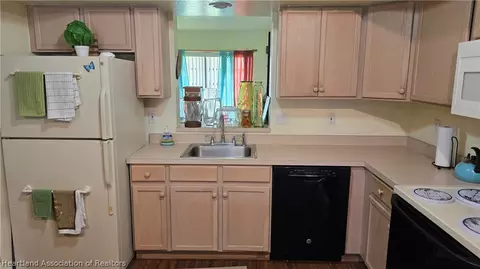 Kitchen - 4317 Leaf Rd, Sebring, FL 33875 photo 5 of 6