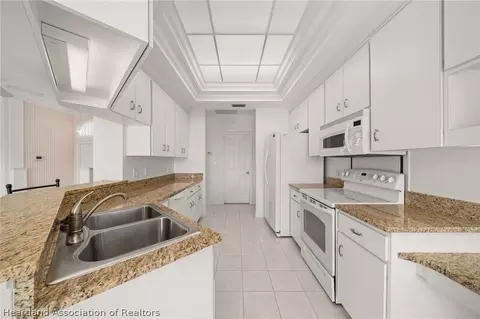 Kitchen - 3000 Manor Dr, Sebring, FL 33872 photo 2 of 2