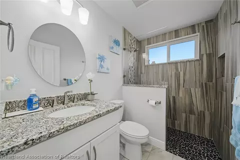 Bath - 717 Cypress Ct, Sebring, FL 33876 photo 4 of 5