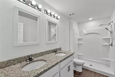 Bath - 6507 Forest Cir, Labelle, FL 33935 photo 1 of 2
