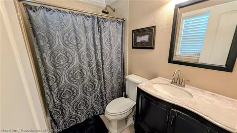 Bath - 175 Myrtle Dr, Wauchula, FL 33873 photo 2 of 3
