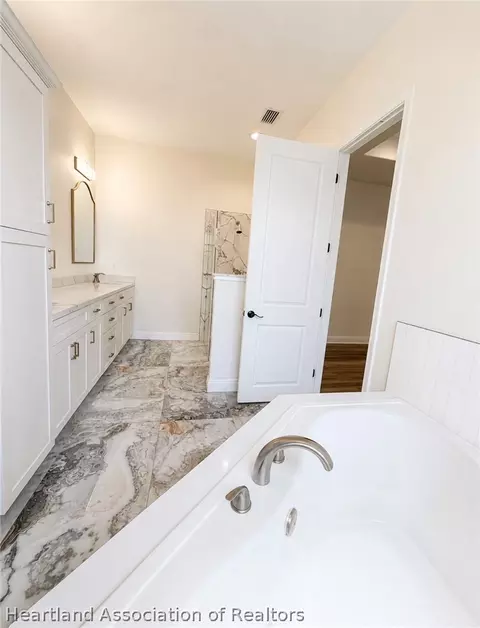 Bath - 2202 Jackson Dr, Sebring, FL 33870 photo 2 of 6