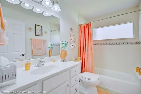 Bath - 2320 Jackson Dr, Sebring, FL 33870 photo 3 of 3