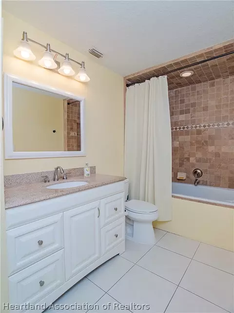 Bath - 905 Kerry Dr, Sebring, FL 33870 photo 1 of 2