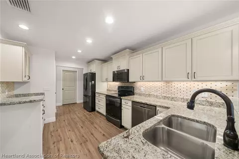 Kitchen - 5130 Pebble Beach Dr, Sebring, FL 33872 photo 3 of 4