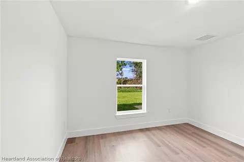 Bedroom - 6898 Dickinson Dr, Sebring, FL 33872 photo 6 of 10