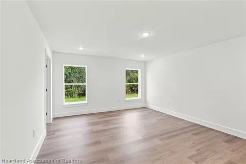 Bedroom - 6898 Dickinson Dr, Sebring, FL 33872 photo 2 of 10