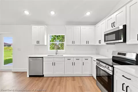Kitchen - 6898 Dickinson Dr, Sebring, FL 33872 photo 2 of 3