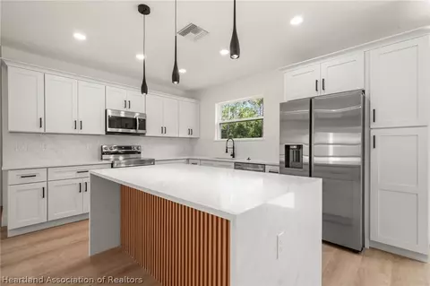 Kitchen - 8725 Capilla St, Sebring, FL 33872 photo 2 of 7