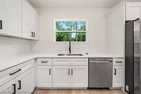 Kitchen - 8725 Capilla St, Sebring, FL 33872 photo 4 of 7