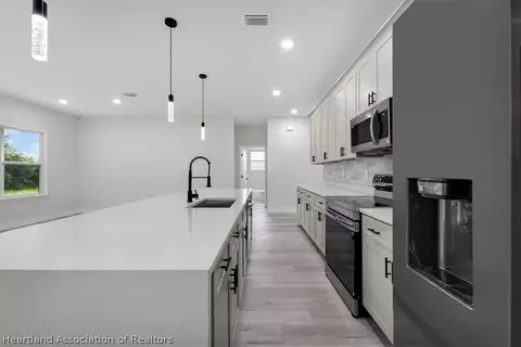 Kitchen - 4700 San Ignacio Dr, Sebring, FL 33872 photo 4 of 5