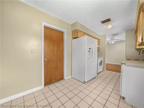 Kitchen - 1205 Killarney Dr, Sebring, FL 33870 photo 3 of 4